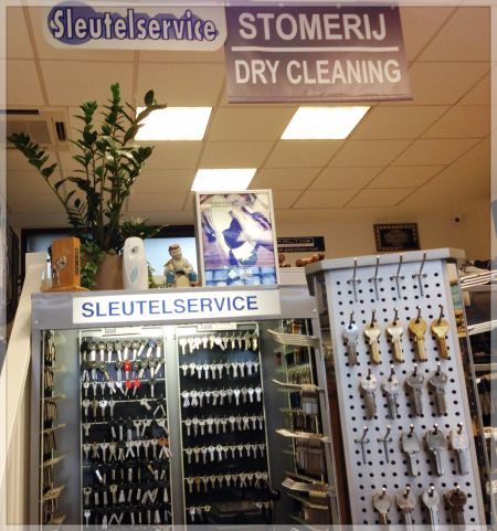De balie met sleutelservice en stomerij in de winkel