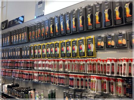 Wand met schoenonderhoudsmiddelen in de winkel